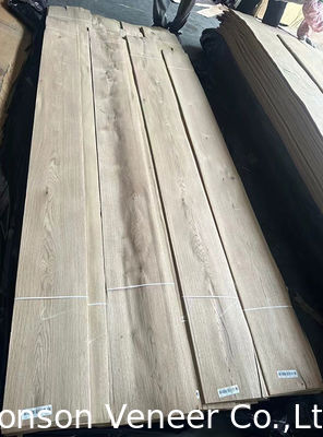 0.5mm Knotty Grade White Oak Wood Veneer สําหรับประตูเฟอร์นิเจอร์สไตล์เรโทร